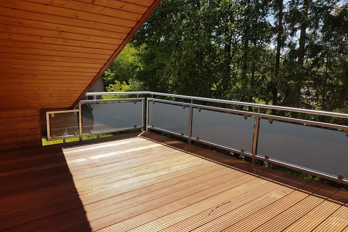 Balkon mit Glasgeländer